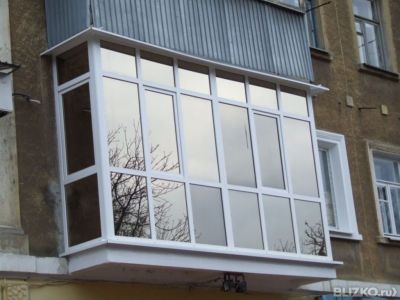 Остекление балконов и лоджий с тонированным стеклом в тюмени.