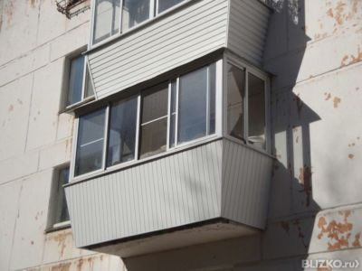 Алюминиевое остекление балкона п-образный с выносом в екатер.