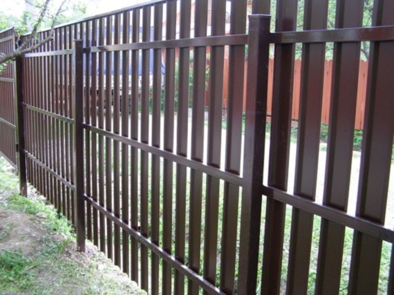 Реечный забор из металлического штакетника фото