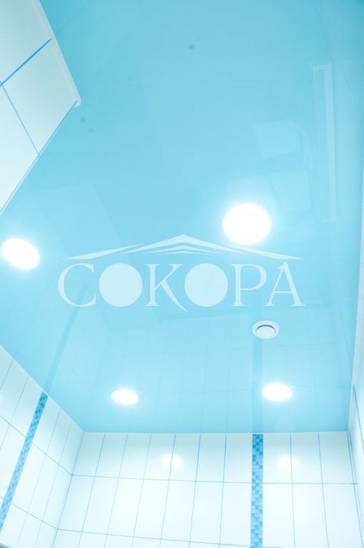 Глянцевый натяжной потолок фото в ванной