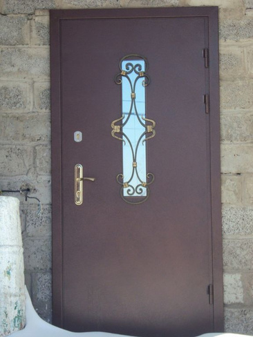 Металлическая дверь с окном и элементом ковки