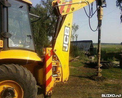 Бурение под фундамент ямобуром JCB 3CX 300мм