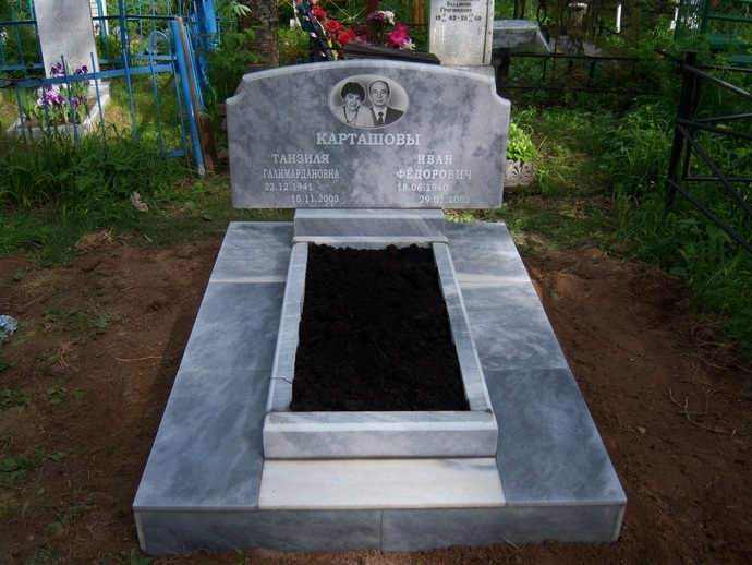 Мраморный памятник на могилу на двоих фото