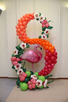 Большая цифра восемь из шаров с цветами